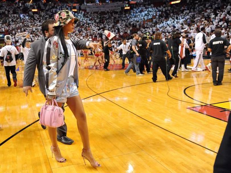 Rihanna all&#39;American Airlines Arena di Miami per gara-2 di Heat-Nets. Reuters